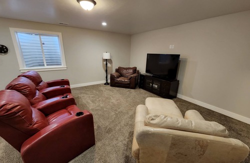 Ammon House | SPACIOUS 5 Bed/3Bath Townhome