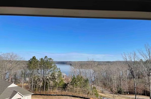 Iuka House | Spacious 5-bed/5 bath home with river view.