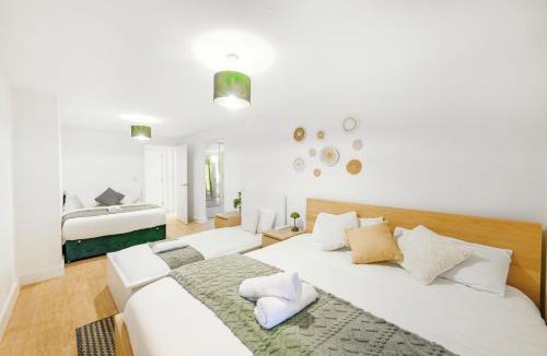 Bordesley Apartment | Spacious 5-Bed Apartment for Groups · Free Parking