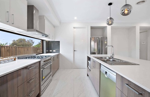 Point Cook House | Spacious 5-Bed Home in Peaceful Point Cook