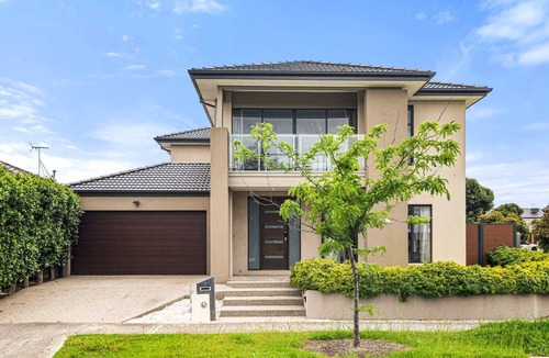 Point Cook House | Spacious 5-Bed Home in Peaceful Point Cook