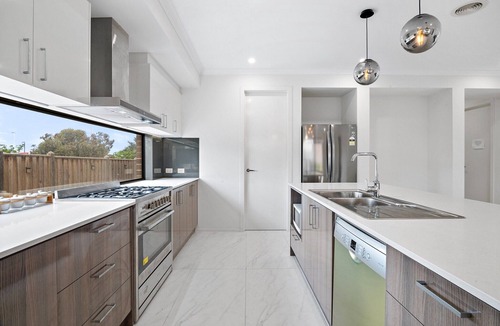 Point Cook Apartment | Spacious 5-Bed Home in Peaceful Point Cook