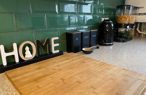 Wolverhampton House | Spacious 5 BED Modern Getaway | Ideal for Work & Leisure Groups - Free Parking!