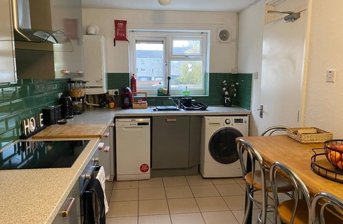 Wolverhampton House | Spacious 5 BED Modern Getaway | Ideal for Work & Leisure Groups - Free Parking!