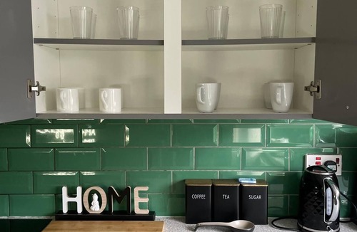 Wolverhampton House | Spacious 5 BED Modern Getaway | Ideal for Work & Leisure Groups - Free Parking!