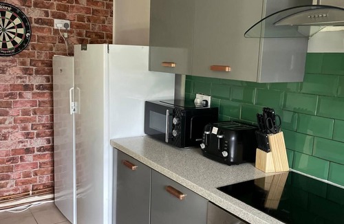 Wolverhampton House | Spacious 5 BED Modern Getaway | Ideal for Work & Leisure Groups - Free Parking!