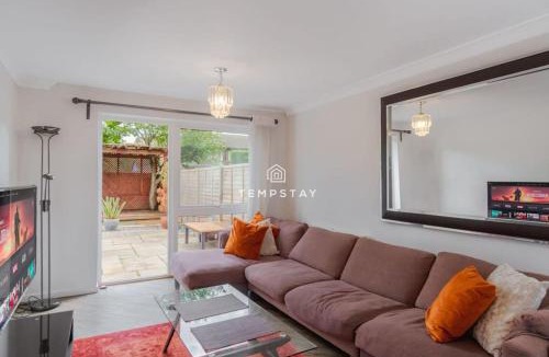 Sunninghill House | Spacious 5 bed Sunninghill with driveway parking - By Tempstay