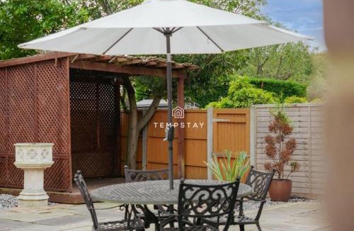 Sunninghill House | Spacious 5 bed Sunninghill with driveway parking - By Tempstay