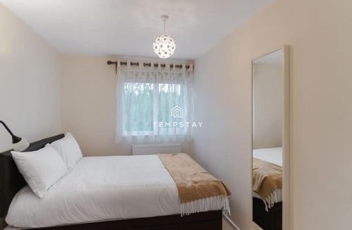 Sunninghill House | Spacious 5 bed Sunninghill with driveway parking - By Tempstay