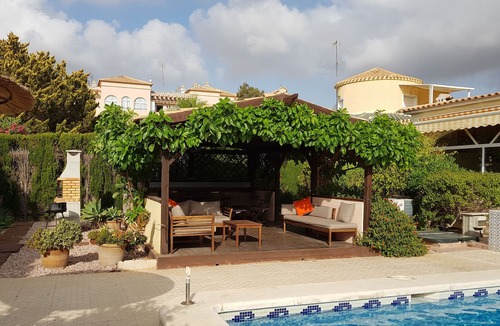 La Florida Villa | Spacious 5 bed villa with pool, private parking, local to amenities, free WIFI