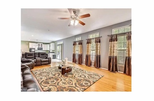 Friendly House | Spacious 5-bedroom house in tranquil Fort Washington with AC
