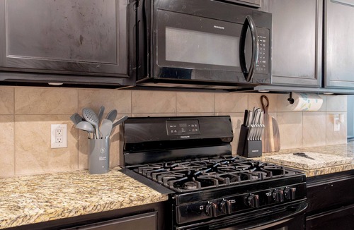 Crowley House | Spacious 5-bedroom, 2-bath home in Crowley, perfect for families and groups. Sleeps up to 10 with comfortable living areas and a full kitchen. Located minutes from Fort Worth, offering easy access to dining, shopping, and attractions.