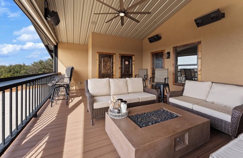 Bangs House | Spacious 5-bedroom barndo with WiFi, luxurious amenities, located near Bangs, TX