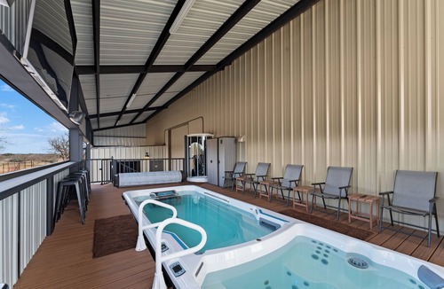 Bangs House | Spacious 5-bedroom barndo with WiFi, luxurious amenities, located near Bangs, TX