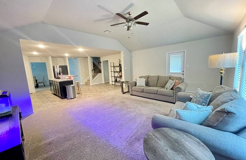 Rosenberg House | Spacious 5-bedroom building in charming Rosenberg with WiFi, AC, fitness room