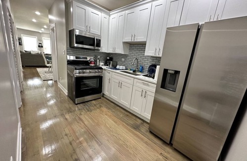 Greater Grand Crossing House | Spacious 5-bedroom building with WiFi, AC in beautiful Chicago