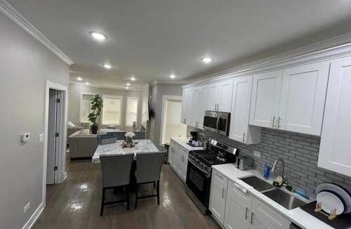 Greater Grand Crossing House | Spacious 5-bedroom building with WiFi, AC in beautiful Chicago