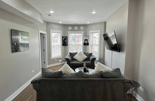 Greater Grand Crossing House | Spacious 5-bedroom building with WiFi, AC in beautiful Chicago