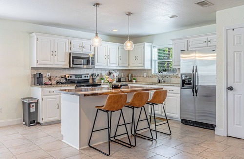McKinney House | Spacious 5-bedroom bungalow in charming McKinney with huge parking space