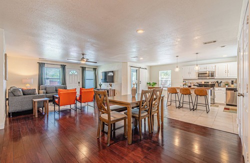 McKinney House | Spacious 5-bedroom bungalow in charming McKinney with huge parking space
