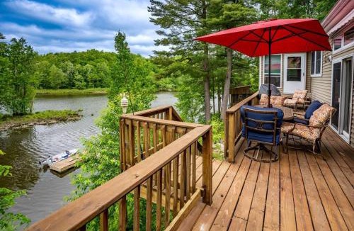 Hammond House | Spacious 5 Bedroom Cabin with Riverview & Black Lake Access