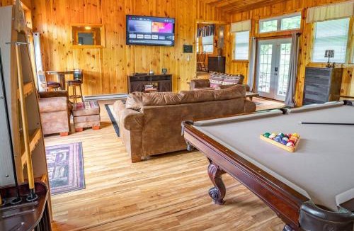 Hammond House | Spacious 5 Bedroom Cabin with Riverview & Black Lake Access