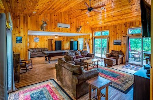 Hammond House | Spacious 5 Bedroom Cabin with Riverview & Black Lake Access