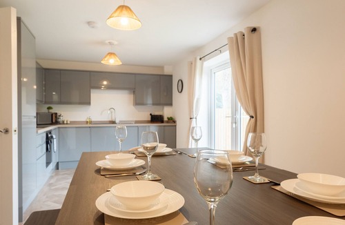 Newark upon Trent House | Spacious 5-Bedroom House in Nottingham