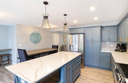 Lake of the Ozarks House | Spacious 5-bedroom house in fabulous Lake Ozark with dock just doors from H-toad
