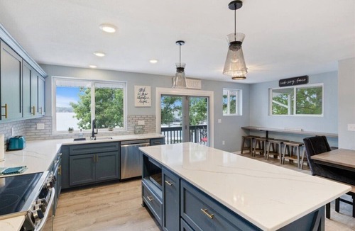 Lake of the Ozarks House | Spacious 5-bedroom house in fabulous Lake Ozark with dock just doors from H-toad