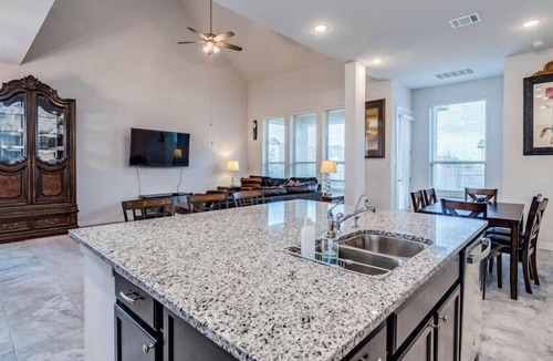 Hutto House | Spacious 5-bedroom house in delightful Round Rock with high speed WiFi,