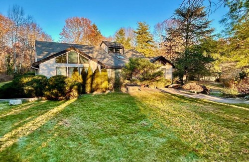 Dix Hills House | Spacious 5-bedroom house in marvelous Dix Hills with AC