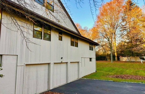 Dix Hills House | Spacious 5-bedroom house in marvelous Dix Hills with AC