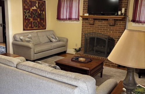 Fincastle House | Spacious 5-bedroom house in serene Fincastle with AC