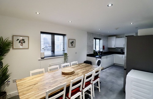 Slough House | Spacious 5 Bedroom Home in Langley