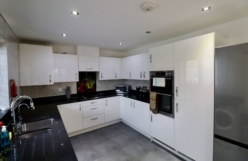 Slough House | Spacious 5 Bedroom Home in Langley