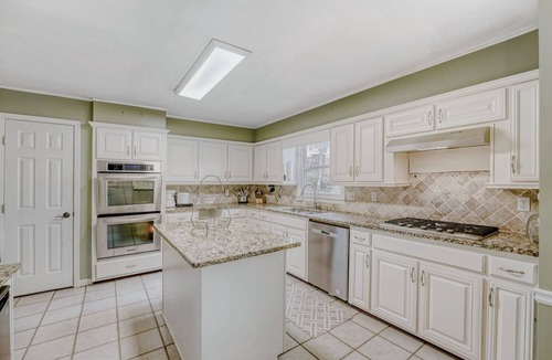 Dunwoody House | Spacious 5 -bedroom home, backyard entertainment, basement suite, MARTA access