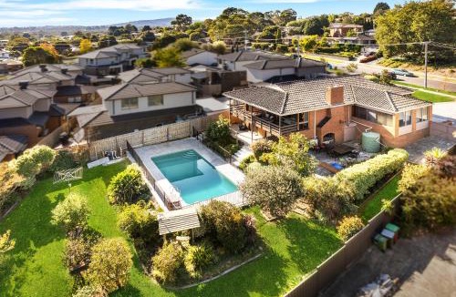 Endeavour Hills House | Spacious 5-Bedroom Home & Pool