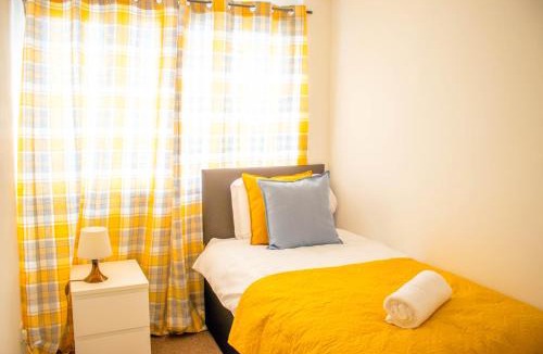 Tilbury House | Spacious 5-Bedroom Home - Sleeps 11 & Free Parking