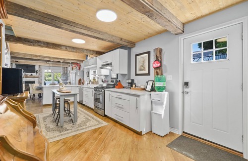 Campbellford House | Spacious 5-bedroom house in peaceful Harcourt with AC