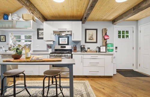 Campbellford House | Spacious 5-bedroom house in peaceful Harcourt with AC