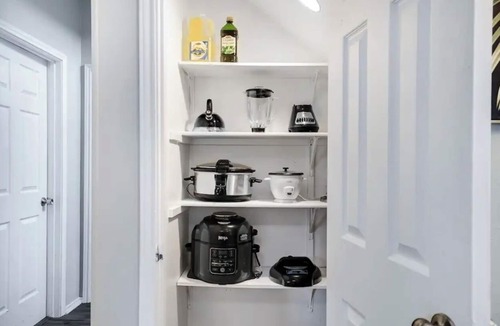 Live Oak House | Spacious 5-bedroom house with private pool in a central San Antonio location.