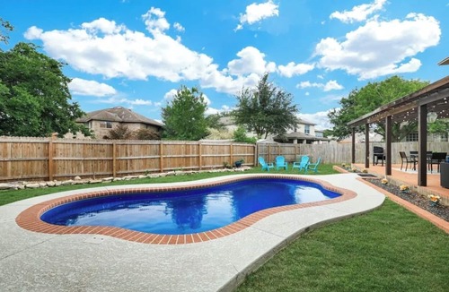 Live Oak House | Spacious 5-bedroom house with private pool in a central San Antonio location.