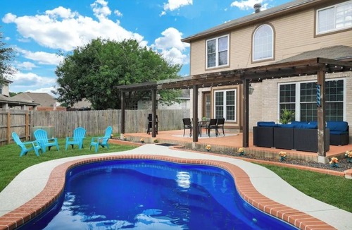 Live Oak House | Spacious 5-bedroom house with private pool in a central San Antonio location.