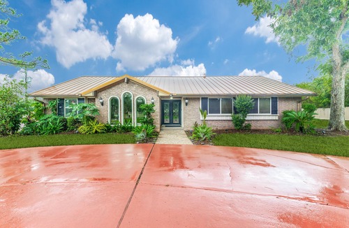 Pasadena House | Spacious 5-bedroom house with Pool, Tennis Court, and Fitness Room!