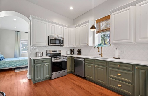 The Gate House | Spacious 5-bedroom house in Downtown Saint Louis with free Parking and Yard.