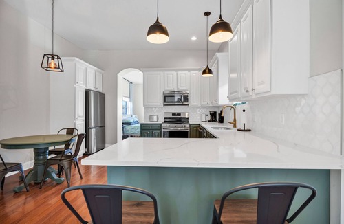 The Gate House | Spacious 5-bedroom house in Downtown Saint Louis with free Parking and Yard.