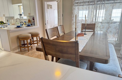Stafford House | Spacious 5-bedroom house perfect for groups, close to shops/events/restaurants.