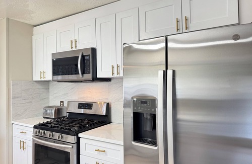 Stafford House | Spacious 5-bedroom house perfect for groups, close to shops/events/restaurants.