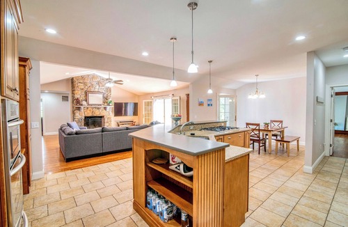 Westerly House | Spacious 5-bedroom house with Pool